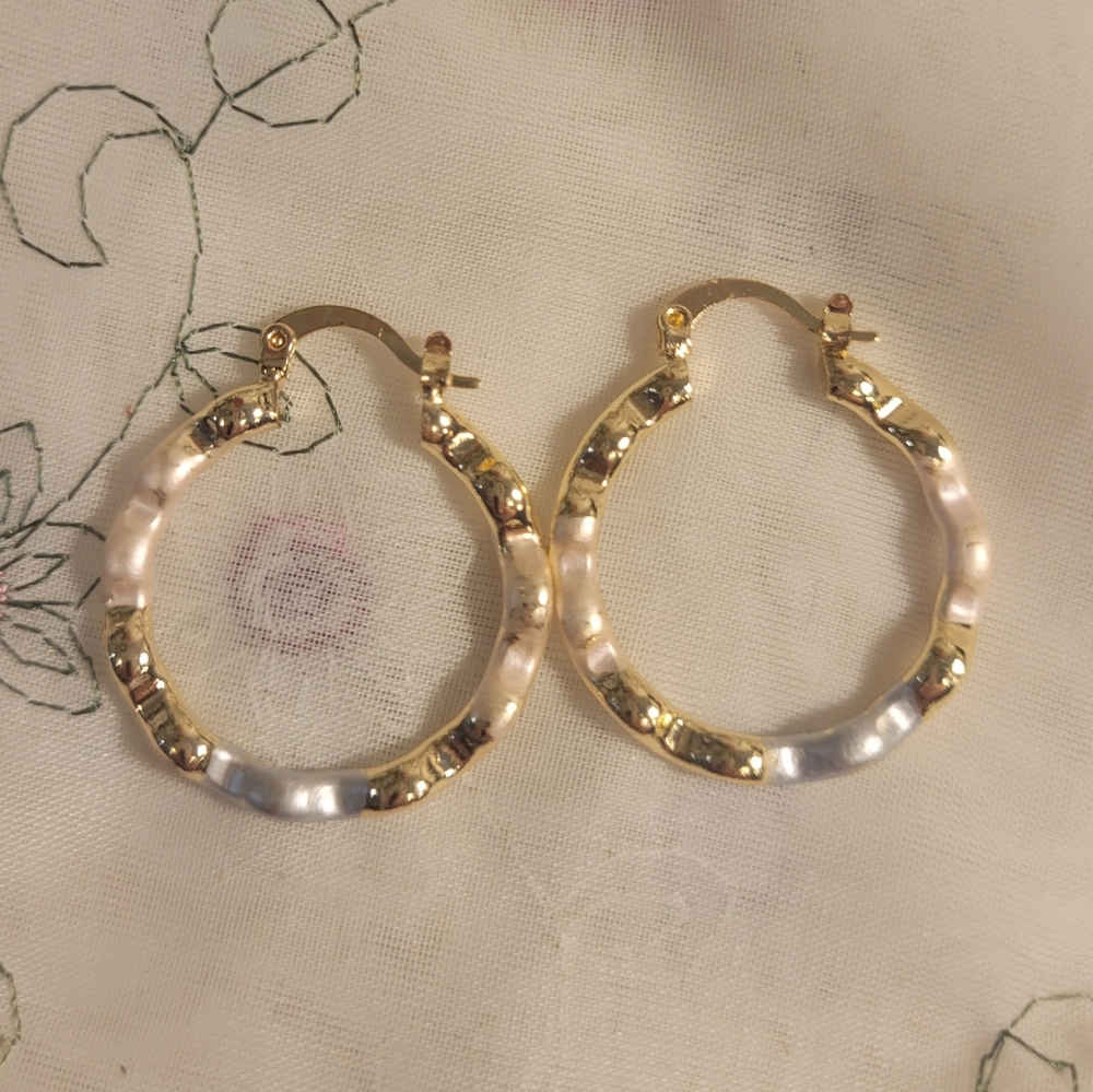 Tri-tone hammered hoop earrings. Hoops NEW. 1"